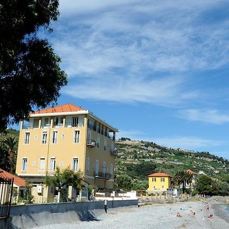 Апарт отель Holiday'S Beach Вентимилья Экстерьер фото