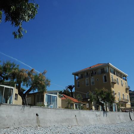 Апарт отель Holiday'S Beach Вентимилья Экстерьер фото