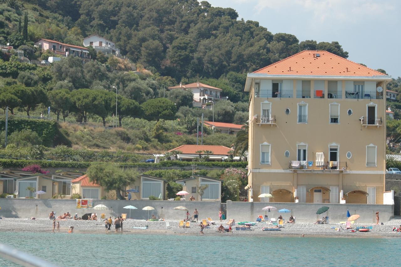 Апарт отель Holiday'S Beach Вентимилья Экстерьер фото