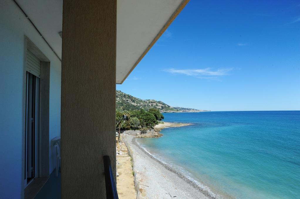 Апарт отель Holiday'S Beach Вентимилья Экстерьер фото